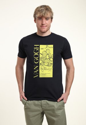 Sort bomulds t-shirt med et gult grafik af en vase med blomster, tekst "VAN GOGH" og et citat, korte ærmer, rund hals.
