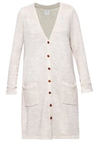 Long gilet beige en tricot avec col en V, boutons marron sur le devant, deux poches avant, et manches longues avec poignets retroussés.
