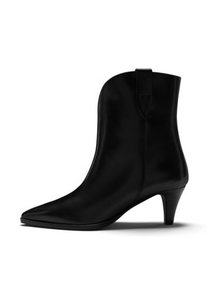 Schwarze Lederknöchelstiefel mit spitzem Zehen und geschwungenem Absatz. Bietet ein elegantes Design und eine Zuglasche auf der Rückseite für ein einfaches Anziehen.