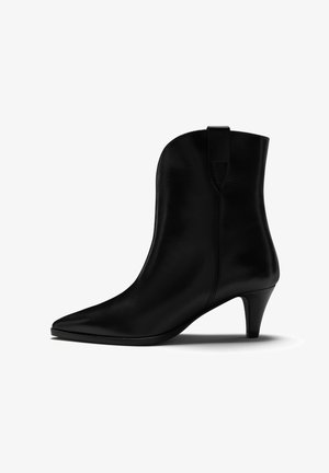 Bottine noire en cuir avec un bout pointu et un talon incurvé. Présente un design épuré et une languette à l'arrière pour un enfilage facile.