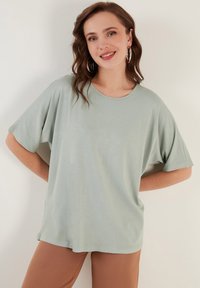LELA LOOSE FIT - Paprasti marškinėliai - almond green