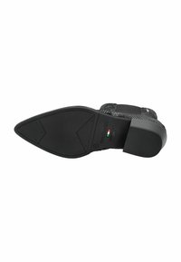 Chaussure en cuir noir avec une tige en maille texturée, bout pointu et semelle plate en caoutchouc. Présente un logo discret et des bords renforcés.