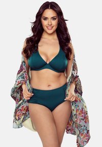 Teal bikini set met een diepe V-hals en hooggelegen onderkant, gecombineerd met een doorschijnende cover-up met bloemenpatroon.