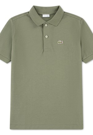 Oliwkowa koszulka polo z krótkim rękawem, z dwoma guzikami i małym haftowanym logo krokodyla po lewej stronie klatki piersiowej.