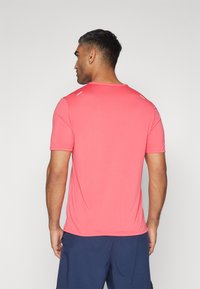 Nike Performance RISE - Camiseta deportiva - aster pink/reflective silver