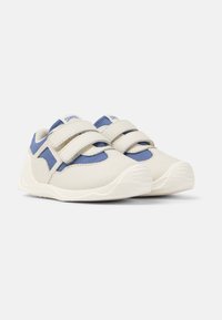 Sneaker bianchi e blu con una trama liscia, dotati di due cinturini in Velcro e una soletta imbottita, progettati per il comfort e per essere facili da indossare.