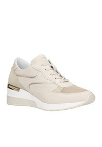Sneaker beige con texture miste, in pelle, rete e dettagli metallici. Progettato con un colletto imbottito e un tacco a zeppa.