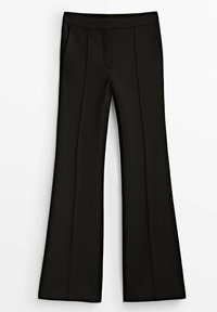 Pantalon noir évasé en tissu lisse avec poches avant, coutures surpiquées et taille ajustée.