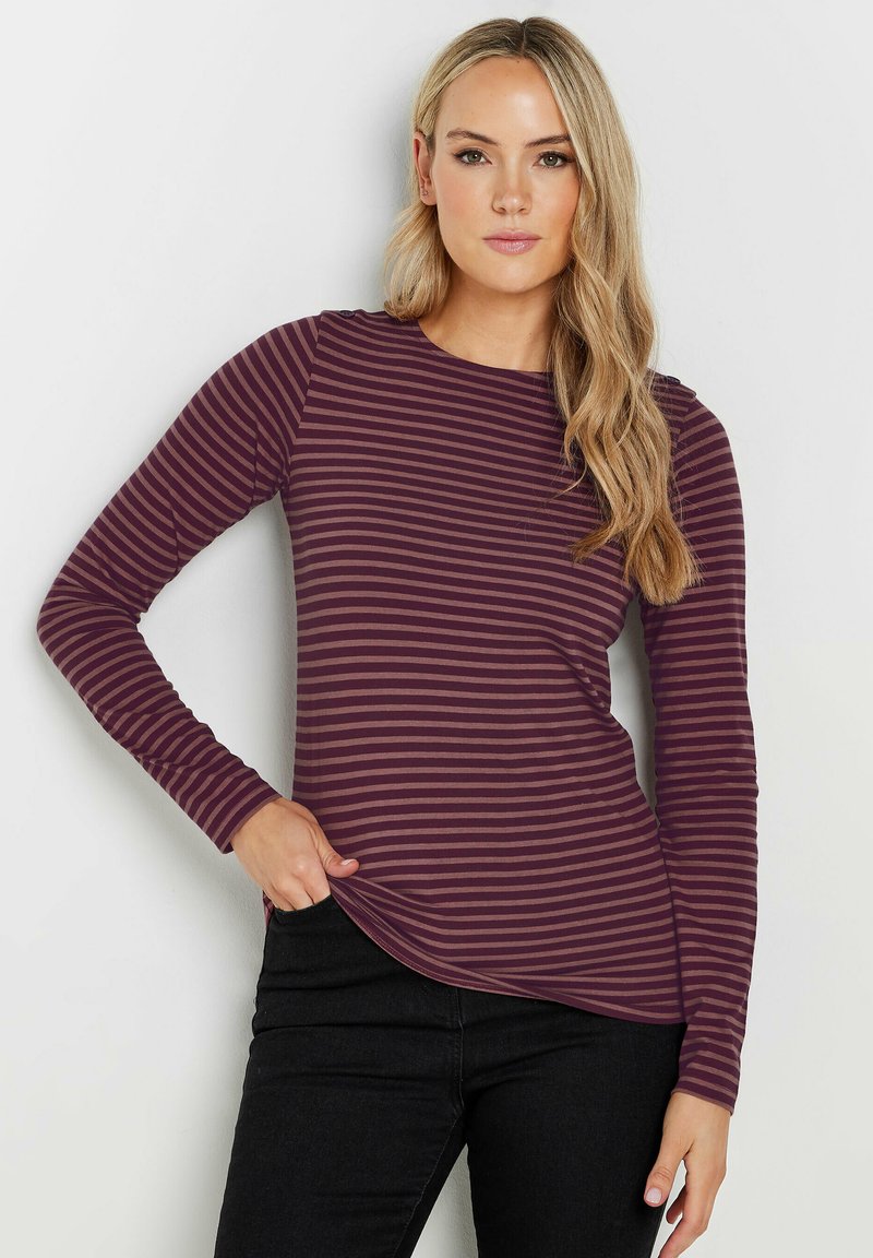 Pitkähihaisen viininpunaisen raidallisen paidan pyöreä kaula-aukko ja kaareva helma. Paidassa on vaaleanruskeita vaakaraitoja ja sileä kangas.