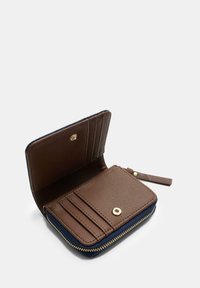 Portafogli in pelle marrone con chiusura a zip, dotato di slot per schede internamente e un bottone a pressione con accentuazione dorata. Esterno testurizzato con bordo blu navy.