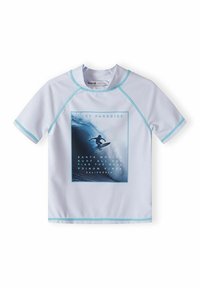 Vit kortärmad rash guard med turkosa detaljer, med en framprint av en surfare och texten "SURF PARADISE" på en blå bakgrund.