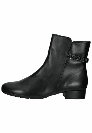 Bottines en cuir noir avec une texture lisse, un bout arrondi et un petit talon carré. Présente un accent en chaîne sur le côté.