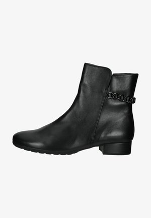 Botas de tobillo de cuero negro con textura suave, puntera redondeada y un tacón bajo en bloque. Presenta un detalle de cadena en el costado.