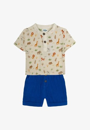 Īsu piedurkņu kokvilnas krekls ar dzīvnieku apdruku, pogas pie kakla; kopā ar zilu šortu komplektu, kurām ir divas pogas un teksturēta auduma virsma.