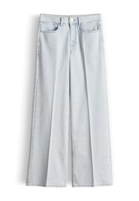 Hellblaue Jeans mit weitem Bein, vorderen Taschen, Gürtelschlaufen und Knopfverschluss.