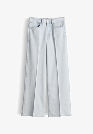 Hellblaue Jeans mit weitem Bein, vorderen Taschen, Gürtelschlaufen und Knopfverschluss.