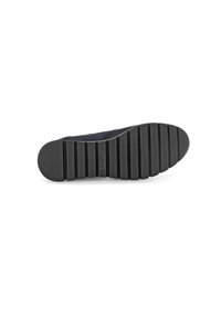Suola di sneaker in gomma nera con scanalature orizzontali, logo impresso e punta arrotondata. Superficie testurizzata per aderenza e stabilità.