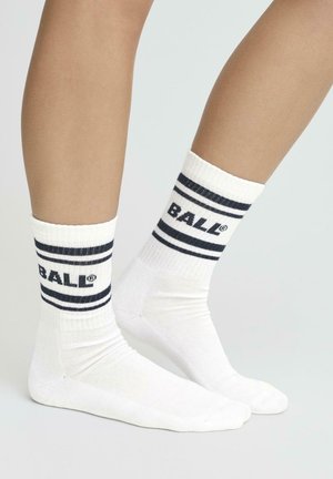 Valged puuvillased pahkluu sokid, millel on soonikuline disain, tumesinised triibud ja mansetil julge kirjasõnaga "BALL" trükk.