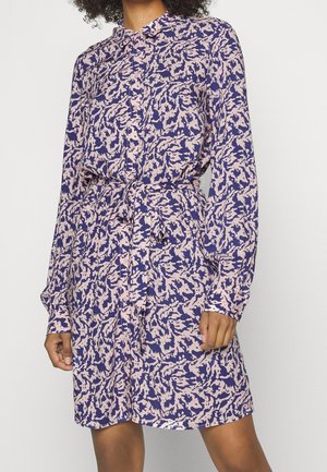 Robe à manches longues en tissu léger, avec un motif abstrait bleu marine et rose clair, un devant à boutons et une taille ceinturée.