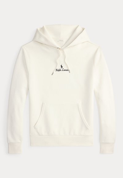 Balta Ralph Lauren kapuce ar priekšējo kabatu, auklu kapuci un mazu melnu izšūtu logotipu un tekstu uz krūtīm.