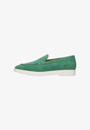 Grüne Wildleder-Lohferschuhe mit einer weißen Gummisohle, die über ein rutschfestes Design, tonales Stitching und ein dezentes, geprägtes Logo an der Seite verfügen.