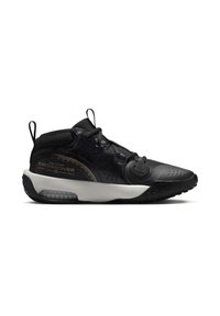 Scarpa sportiva nera con tomaia testurizzata, collo imbottito, suola in gomma e una mezzasola bianca a contrasto con dettagli dorati.