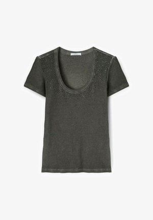 Krótki rękaw, ciemnoszary prążkowany sweter z dekoltem w kształcie łódki i małymi ozdobnymi czarno-srebrnymi koralikami wzdłuż górnej części klatki piersiowej.