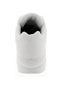 Weißer Sneaker von hinten betrachtet, mit gepolstertem Kragen, durchlöchertem Obermaterial und gepolsterter Sohle mit dezentem Logo an der Ferse.