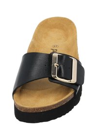 Schwarze Leder-Sandale mit breitem Riemen, die eine metallisch goldene Schnalle, ein Korkfußbett und eine strukturierte Innensohle bietet. Mit einem flachen, Plattform-Basismodell gestaltet.