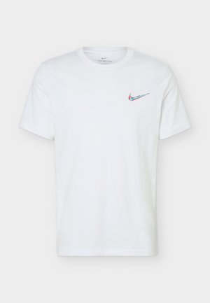 Tricou alb cu mânecă scurtă și guler rotund, cu un mic logo Nike swoosh multicolor pe pieptul stâng.
