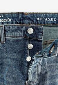 Jeans din denim de un albastru închis, cu croială lejeră, dotate cu accesorii metalice argintii, având trei nasturi, un brâu cusut și o textur�ă ușor decolorată.