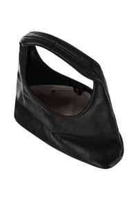 Sort skuldertaske i læder med et unikt buet håndtag, rummeligt åbning, blød tekstur og en lysfarvet indre med en lynlåslomme.