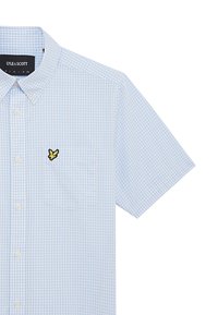 Camicia a maniche corte con bottoni in una leggera fantasia a scacchi blu, dotata di una tasca sul petto e un logo di una farfalla gialla ricamato sul lato sinistro.
