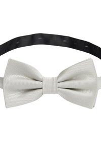 Sidenfluga, ljusgrå med strukturerad yta, med en central knut och justerbar svart rem för fästning.