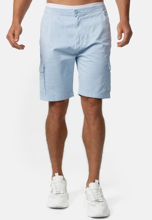Lichtblauwe cargoshorts van katoen, met een knoopsluiting, zijzakken en een relaxte pasvorm, gecombineerd met witte sneakers.