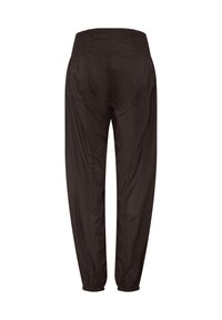 Pantalon marron foncé à coupe fuselée avec taille et poignets élastiques, vu de dos sur fond blanc.
