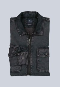 Geschnittene, dunkelgraue, schmal geschnittene Jacke mit Reißverschlussfront, geknöpften Klappentaschen und umschlagbarem Kragen auf einem schlichten, hellen Hintergrund.