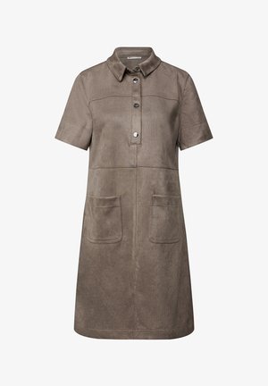 Abito marrone a maniche corte realizzato in tessuto morbido, con colletto, chiusura frontale con bottoni e due tasche anteriori.