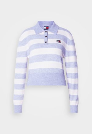 Lys lilla og hvit stripete polo genser med krage, tre knapper, ribbestrikkede mansjetter og en liten logo på venstre bryst.