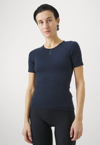 Marineblaues, eng anliegendes Kurzarmhemd aus weichem Stoff, mit Rundhalsausschnitt und Flachnähten für zusätzlichen Komfort.