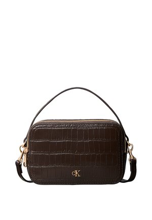 Dunkelbraune rechteckige Handtasche mit Krokodillederstruktur, goldfarbenem Reißverschluss, abnehmbarem Schulterriemen, Tragegriff oben und kleinem goldfarbenem CK-Logo vorne.