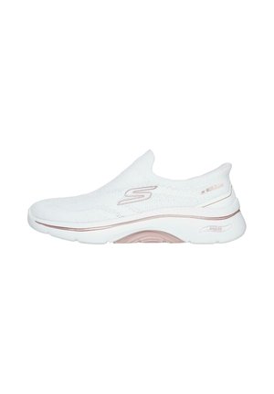 Zapatilla deportiva blanca sin cordones con parte superior de tejido transpirable, suela acolchada y sutiles detalles en rosa, con un tacón ligeramente elevado.