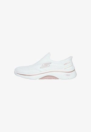 Zapatilla deportiva blanca sin cordones con parte superior de tejido transpirable, suela acolchada y sutiles detalles en rosa, con un tacón ligeramente elevado.