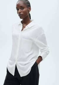Mango Blúzka so zapínaním na gombíky - off-white