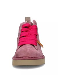 Sneaker alto in suede rosa con lacci rosa vivaci, suola beige chiaro, superficie texture e un piccolo etichetta beige sul lato.