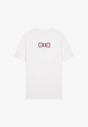 T-shirt en coton blanc avec un graphique de nœud rose au dos. Manches courtes, col rond, coupe décontractée, design simple, sans accents supplémentaires.