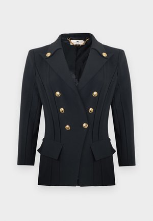 Fekete, dupla soros zakó strukturált válltartással, arany gombokkal, bevágott hajtókával és első zsebfedőkkel egy egyszínű háttéren.