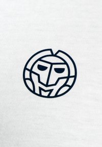 Tela blanca con un logotipo circular en azul marino oscuro, que representa un rostro estilizado con formas geométricas y contornos marcados.