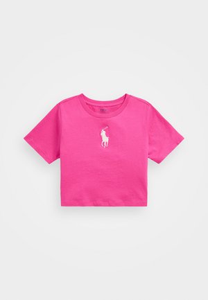 Rosa bomulls t-skjorte med kort erm, med en hvit brodert hestelogo på venstre brystområde. Glatt tekstur, rund hals.