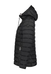 Chaqueta de plumas negra con capucha, diseño acolchado horizontal, bolsillos laterales con cremallera y un logo redondo en la manga izquierda.